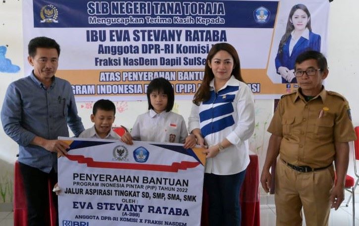 Eva Rataba Serahkan Beasiswa bagi Pelajar Difabel Tana Toraja